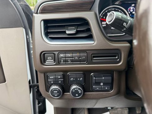 Used 2021 Chevrolet Suburban Z71 w/ Z71 Off-Road Package AWD/4WD image 15