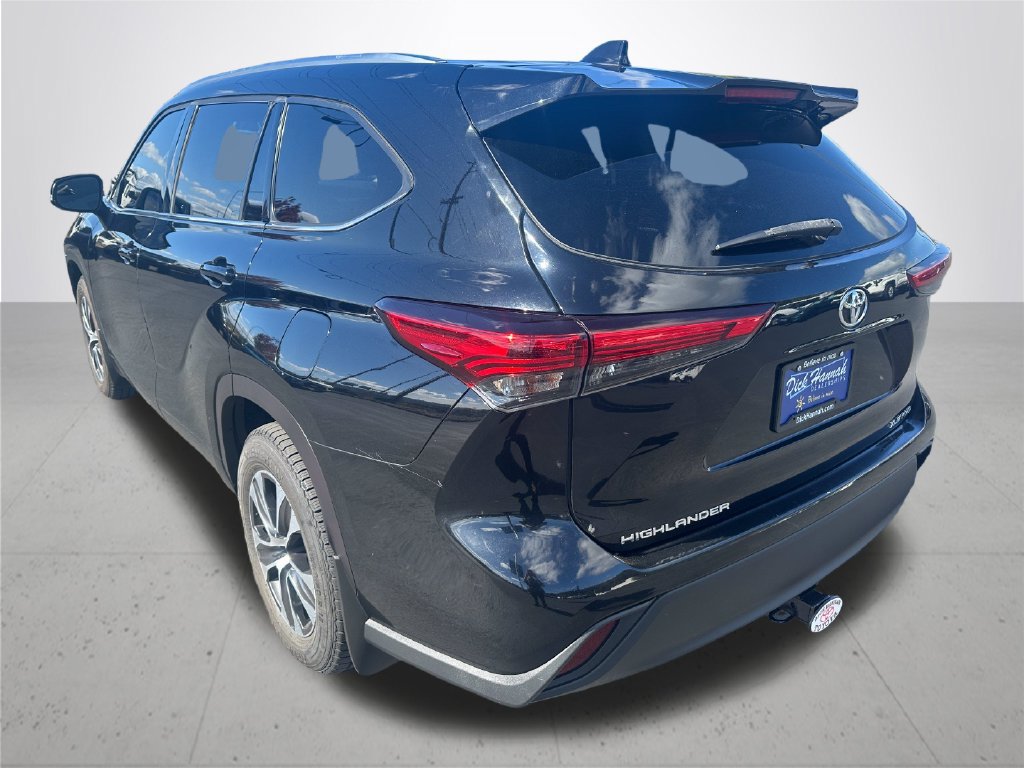 Used 2021 Toyota Highlander XLE AWD/4WD image 9