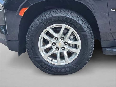 Used 2024 Chevrolet Suburban LT RWD image 23