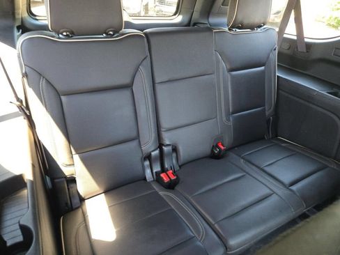 Certified 2023 GMC Yukon XL SLT w/ SLT Premium Package AWD/4WD image 17