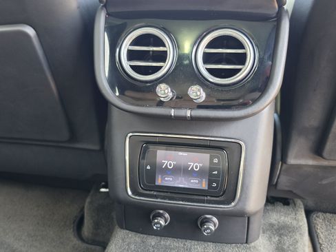 Used 2017 Bentley Bentayga AWD/4WD image 30