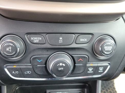 Used 2014 Jeep Cherokee Sport w/ Cold Weather Group AWD/4WD image 18