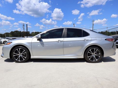 Used 2018 Toyota Camry SE w/ Convenience Package FWD image 3
