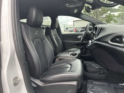 Used 2024 Chrysler Pacifica Limited FWD image 19
