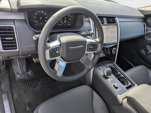 New 2025 Land Rover Discovery Dynamic SE image 3