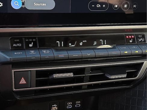 Used 2025 Toyota Camry XLE image 15