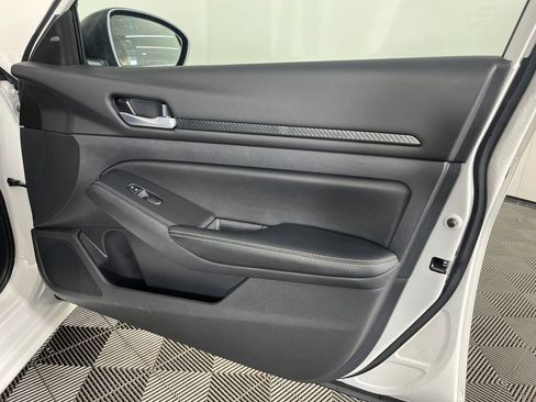 Used 2025 Nissan Altima 2.5 SV FWD image 15