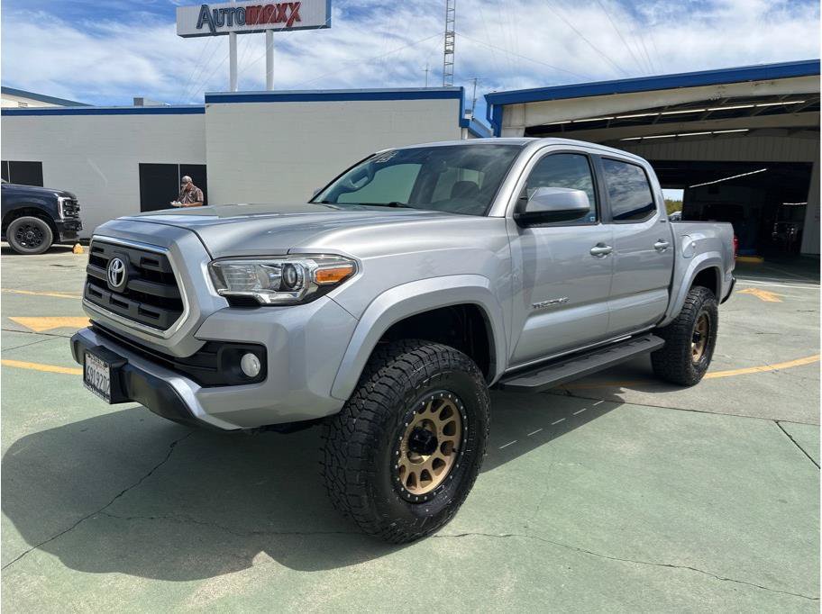 Used 2017 Toyota Tacoma SR5 w/ Tow Package AWD/4WD image 2