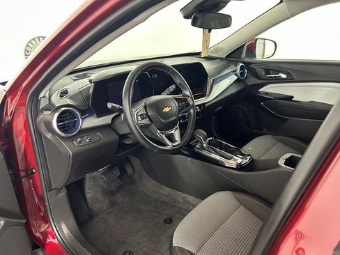 Used 2025 Chevrolet Trax LT w/ LT Convenience Package FWD image 13