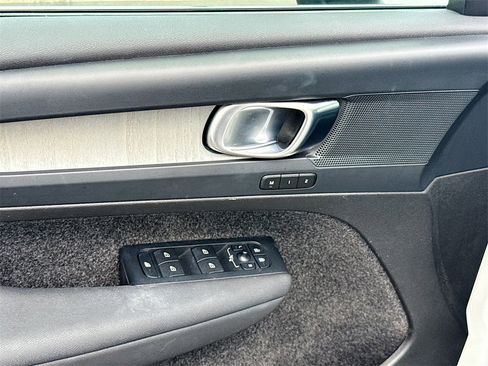 Used 2024 Volvo XC40 B5 Plus image 19