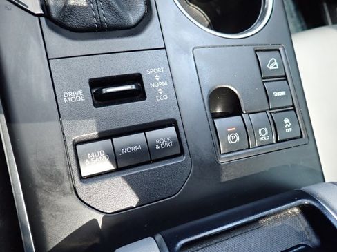 Used 2024 Toyota Highlander XLE AWD/4WD image 19