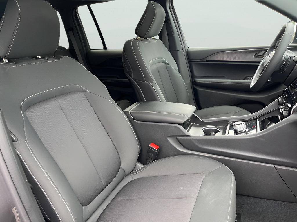Used 2025 Jeep Grand Cherokee Laredo X RWD image 15