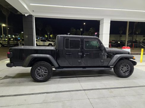 Used 2025 Jeep Gladiator Sport AWD/4WD image 8