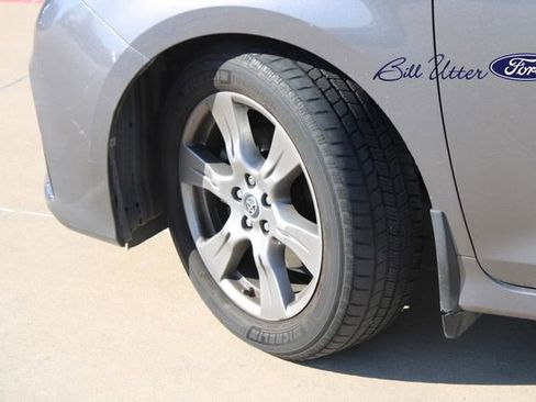 Used 2019 Toyota Sienna SE image 9