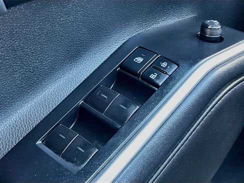 Used 2022 Toyota Highlander XLE AWD/4WD image 17
