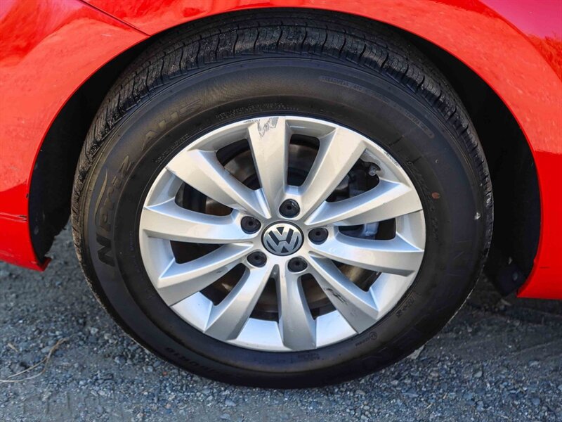 Used 2018 Volkswagen Beetle 2.0T S FWD image 9