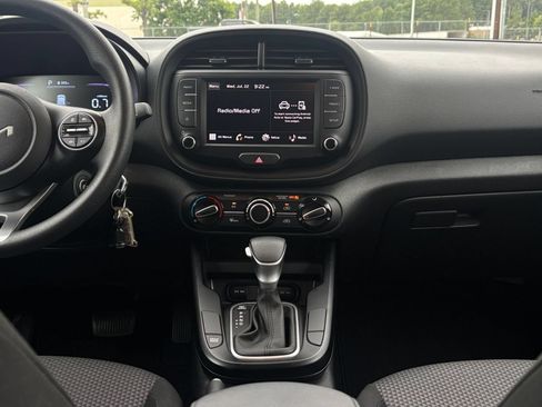 Used 2025 Kia Soul LX w/ LX Technology Package FWD image 17