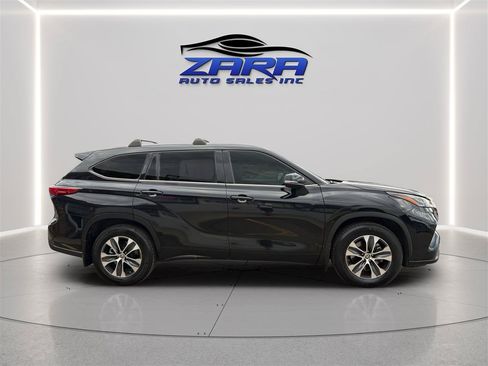 Used 2022 Toyota Highlander XLE AWD/4WD image 8