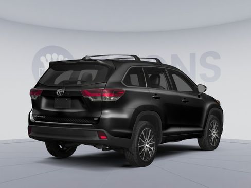 Used 2018 Toyota Highlander SE w/ Carpet Mat Package (TMS) AWD/4WD image 2