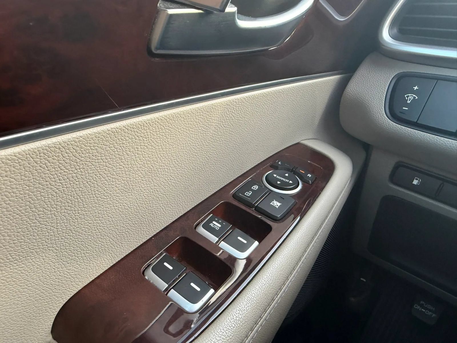 Used 2018 Kia Sorento FWD image 16