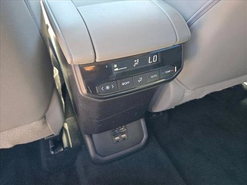 Used 2021 Toyota Highlander XLE FWD image 18