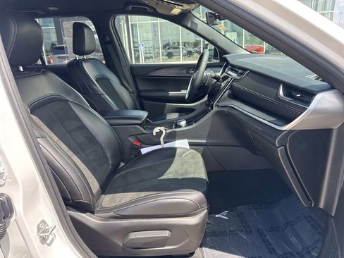 Used 2025 Jeep Grand Cherokee Altitude AWD/4WD image 26