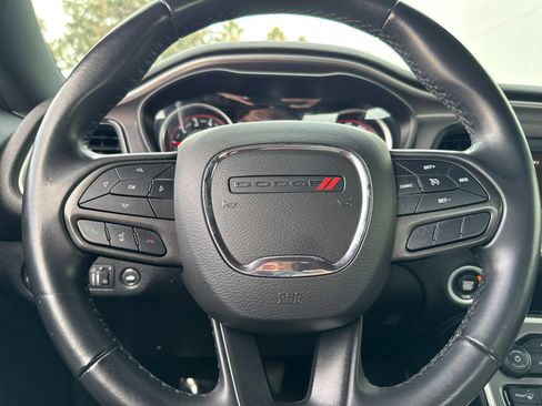 Used 2022 Dodge Challenger SXT image 21