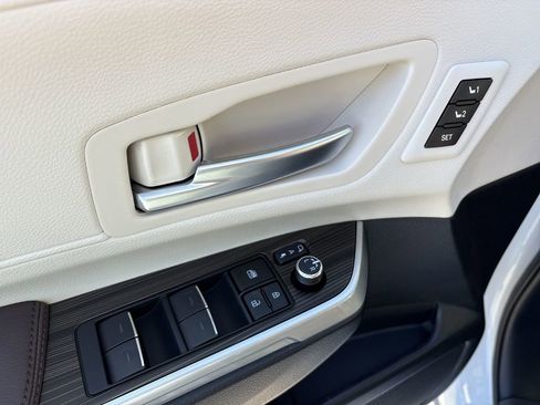 Used 2024 Toyota Sienna Platinum image 26