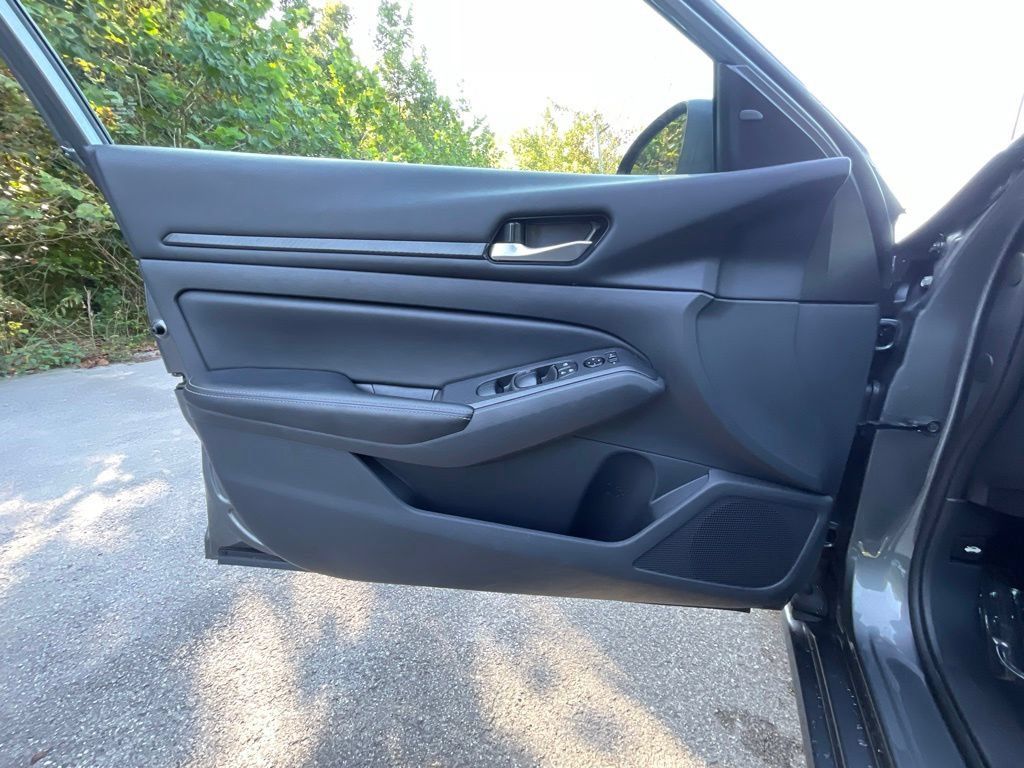 Used 2025 Nissan Altima 2.5 SV FWD image 8