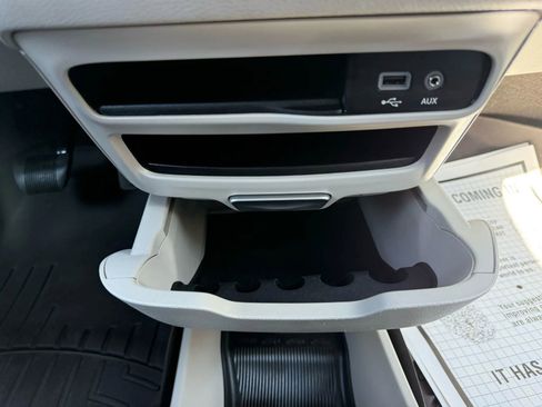 Used 2017 Chrysler Pacifica Touring-L image 26