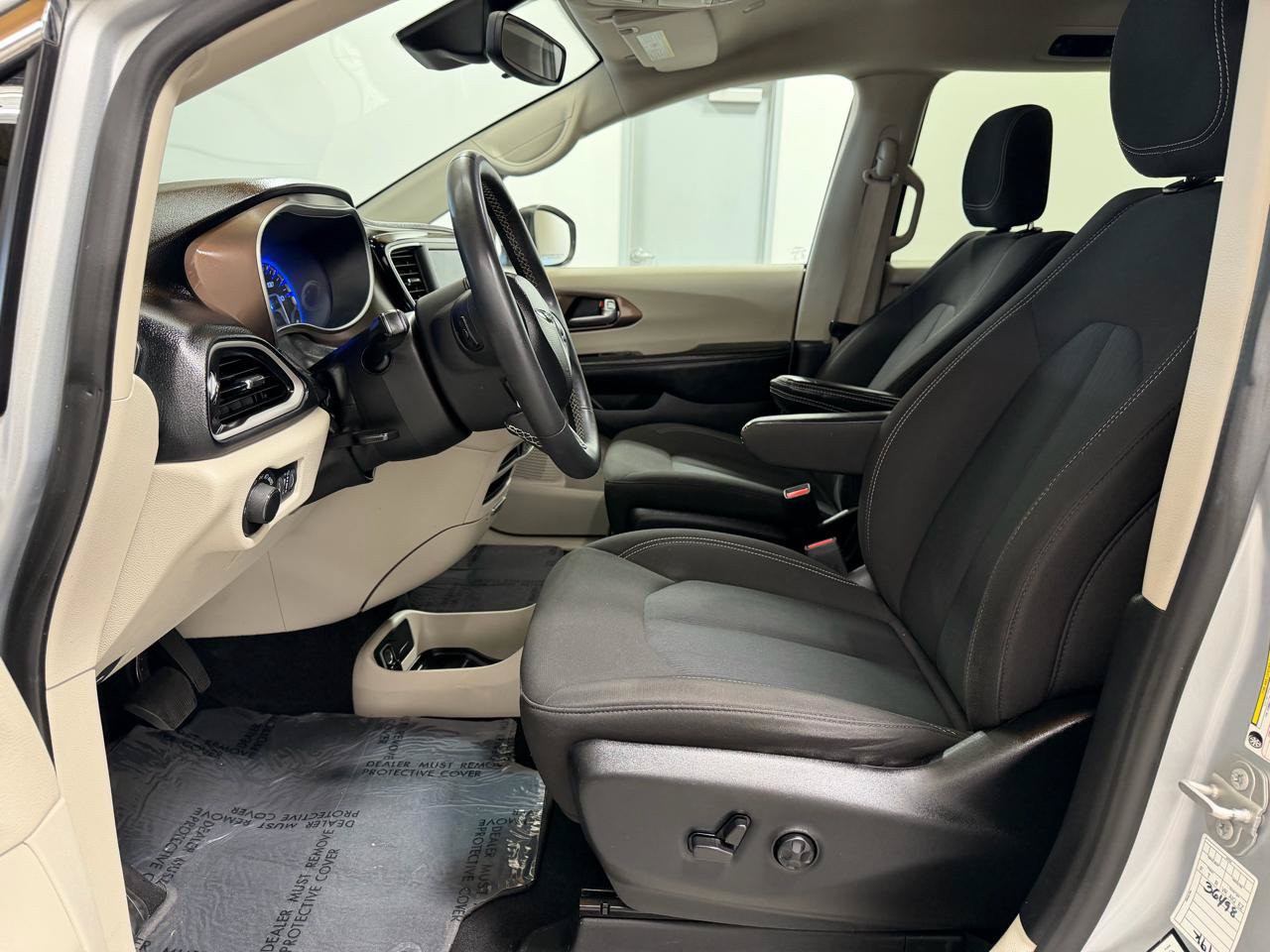 Used 2023 Chrysler Voyager LX FWD image 11