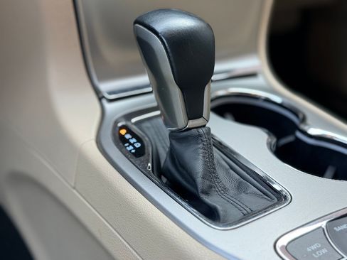 Used 2018 Jeep Grand Cherokee Laredo AWD/4WD image 23