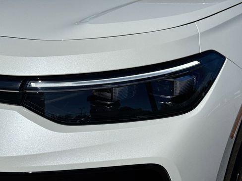 New 2026 Volkswagen Tiguan SE R-Line FWD image 9