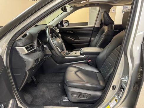 Used 2024 Toyota Highlander XLE image 8