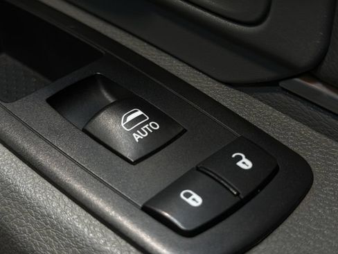 Used 2016 RAM 1500 Classic SLT AWD/4WD image 8