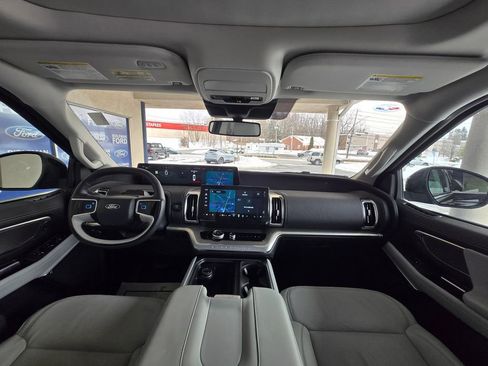 Used 2025 Ford Expedition Platinum image 26