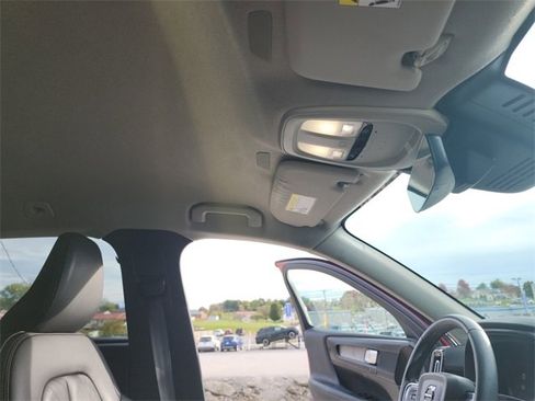 Used 2023 Volvo XC40 B5 Core image 17