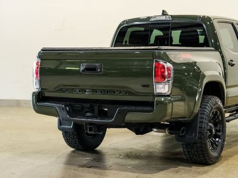 Used 2022 Toyota Tacoma TRD Sport w/ TRD Premium Sport Package AWD/4WD image 28