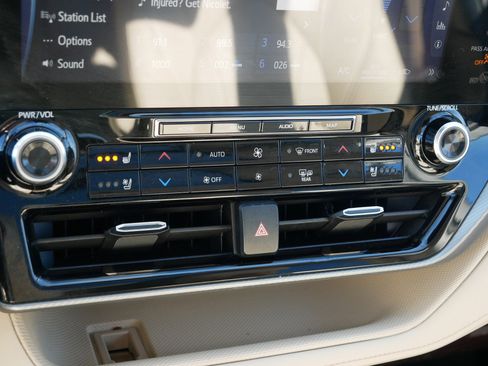 Used 2021 Toyota Highlander Platinum AWD/4WD image 23