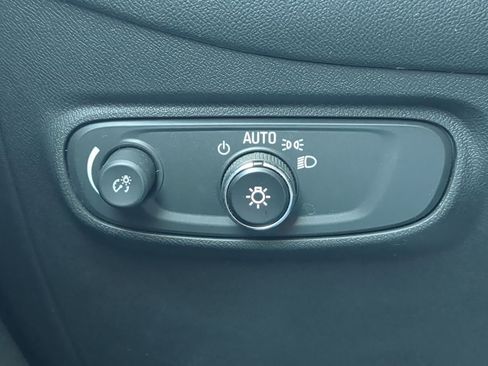 Used 2021 Chevrolet Equinox LT image 18