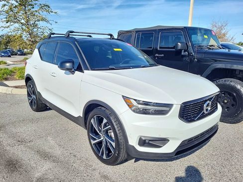 Used 2019 Volvo XC40 T4 R-Design image 2