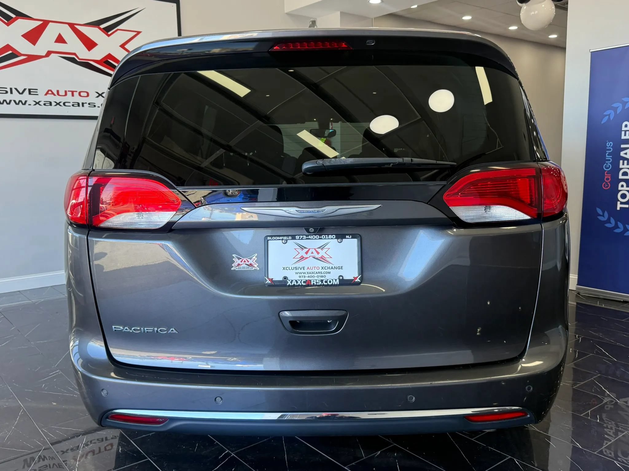 Used 2018 Chrysler Pacifica Touring Plus w/ Tire & Wheel Group FWD image 5
