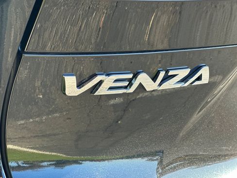 Used 2023 Toyota Venza Limited image 38