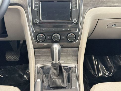 Used 2016 Volkswagen Passat 1.8T SE FWD image 25