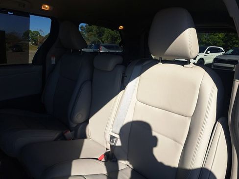 Used 2020 Toyota Sienna Limited image 8