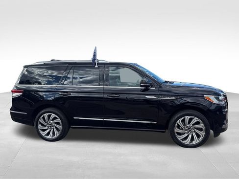 Certified 2023 Lincoln Navigator Reserve AWD/4WD image 9