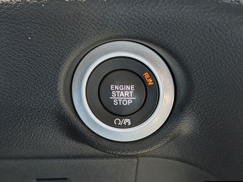 Used 2025 Chrysler Pacifica Select FWD image 34