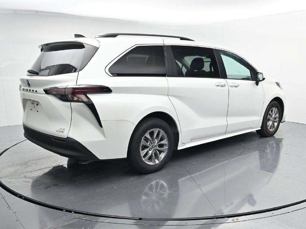 Used 2024 Toyota Sienna XLE FWD image 8