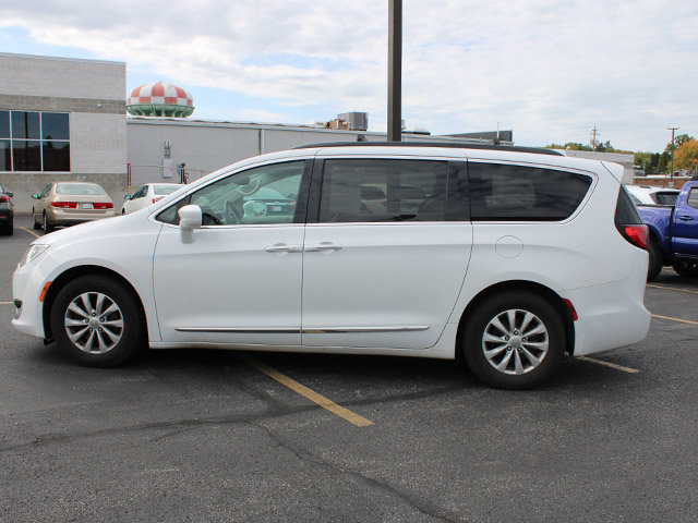 Used 2017 Chrysler Pacifica Touring-L FWD image 7