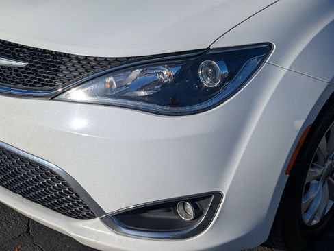 Used 2018 Chrysler Pacifica Touring-L Plus image 12